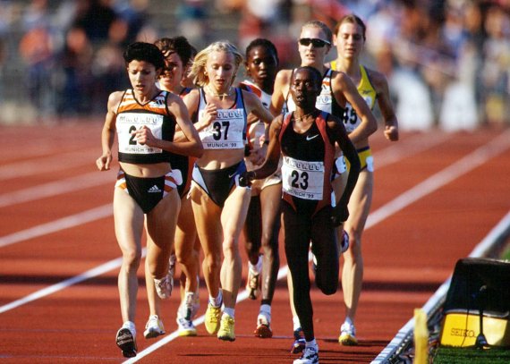 Tegla Loroupe a remporté deux fois le bronze des Championnats du monde sur 10 000 mètres, a été deux fois vainqueur du marathon de New York et a remporté cinq médailles d'or aux Championnats du monde de semi-marathon.