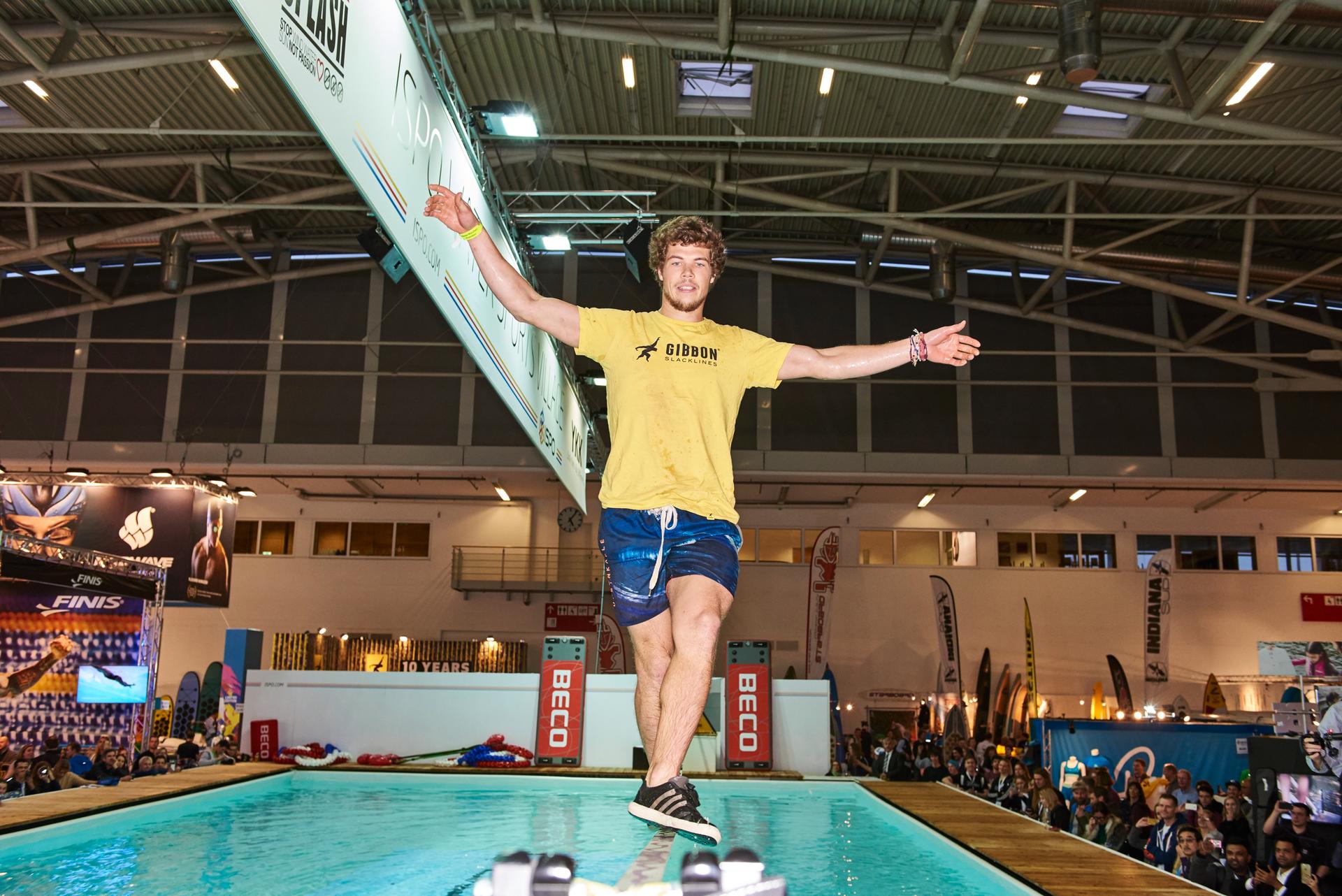 Mit Der Slackline Uber Wasser Auf Der Ispo Munich 2017