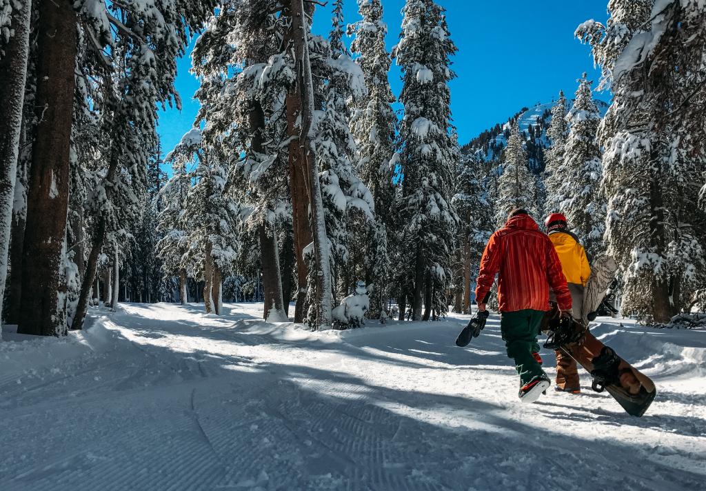 Ski or Snowboard? The Right Choice for Beginners