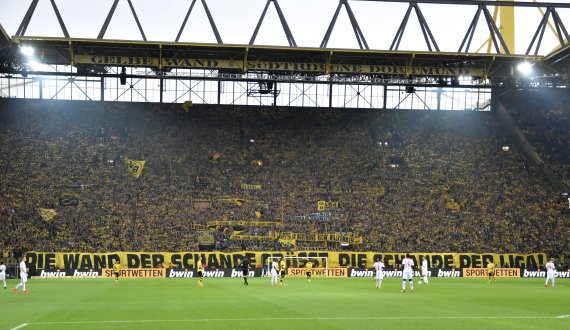 25.000 Menschen stehen zu Bundesliga-Spielen auf der Dortmunder Südtribüne. Sebastian Walleit sollte aktuelle Strömungen der BVB-Fanszene kennen.