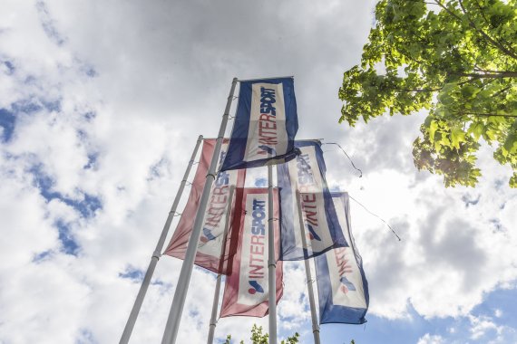 Intersport-Fahnen wehen im Wind