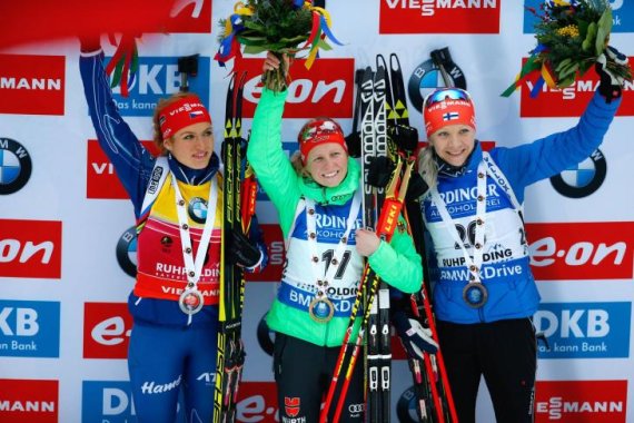 Die glückliche Gewinnerin von Ruhpolding 2016: Franziska Hildebrand (Mitte) feiert ihren Sieg im 7,5-Kilometer-Sprint.