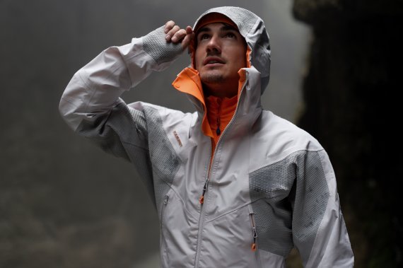 Regen? Egal, denn das Hardshell „Nordwand“ von Mammut hält dank Gore-Tex-Membran trocken. Rain? No matter, because the Nordwand hard shell from Mammut keeps you dry thanks to its Gore-Tex membrane. 