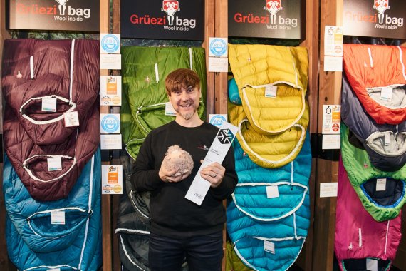 Gründer Markus Wiesböck von Grüezi Bag freut sich über die Auszeichnung zum Product of the Year beim ISPO Award 2019 im Segment Outdoor für den Schlafsack Biopod Downwool Nature. Er besteht aus 100% reinen Naturmaterialien – von der Verpackung bis zum letzten Knopf.