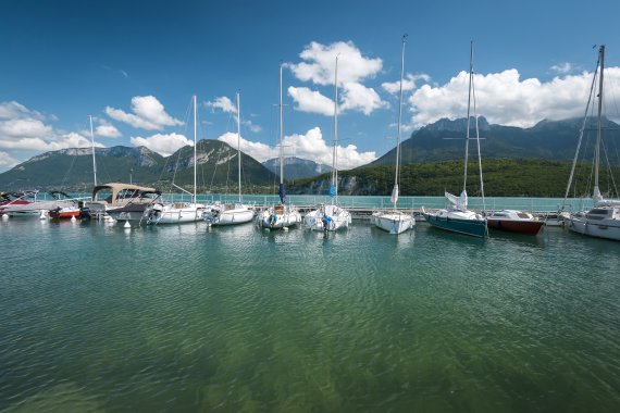 The port of Saint-Jorioz offers the perfect breakfast panorama. The port of Saint-Jorioz offers the perfect breakfast panorama.