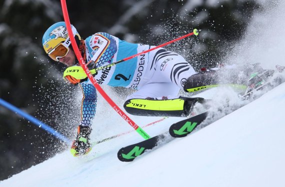 Schon früh ist klar: Seine größte Stärke hat Neureuther im Slalom. In der Disziplin gelingt ihm 2006/2007 auch die erste Platzierung auf dem Podest im Weltcup-Rennen in Beaver Creek.