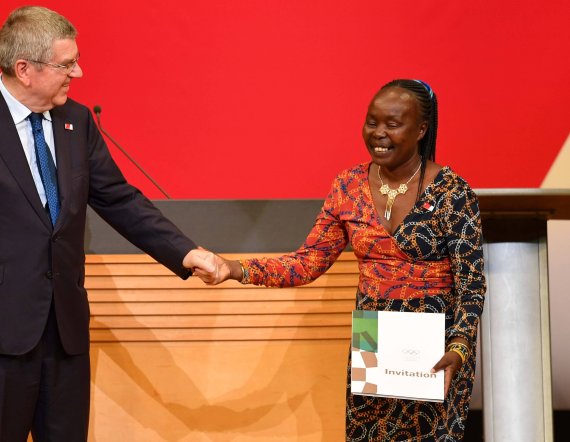 Tegla Loroupe (here with IOC President Thomas Bach) was also involved in the 2021 Olympic Games as Chef de Mission of the Refugee Team.