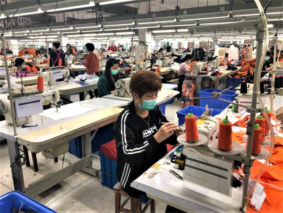 Production is restarting in many countries - in compliance with protective measures, as here in China at the sports manufacturer KTC. Production is restarting in many countries - in compliance with protective measures, as here in China at the sports manufacturer KTC.