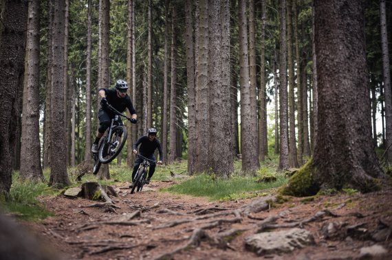 Hier sind der Digital-  und der Produkt Marketing Manager von Rotwild auf den eigenen Bikes unterwegs.