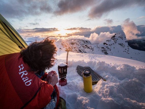 Ausblick über ein Schneegebirge