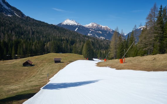 Künstlich beschneite Piste