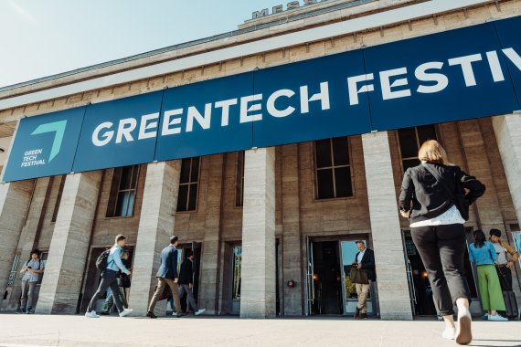 Der Eingang zum Greentech-Festival 2024 in Berlin. 