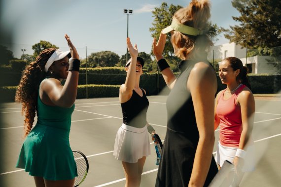 Frauen schlagen sich nach dem Tennis ab