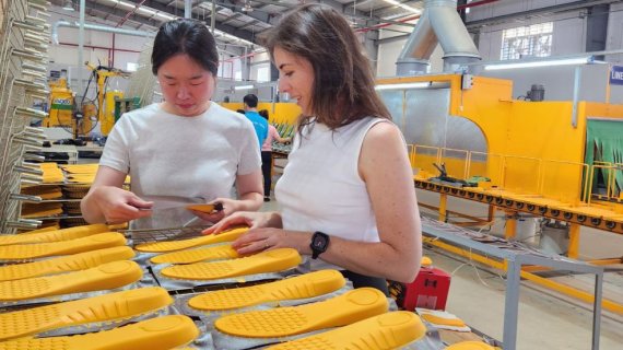 251029_7 Materialien für die Zukunft Zwei Frauen sehen sich die Produktion von Einlagesohlen an