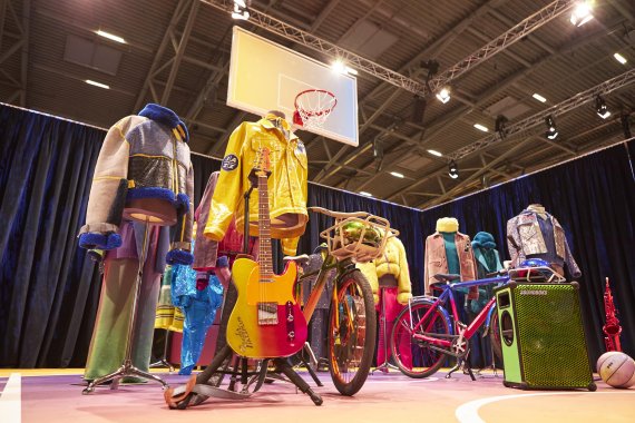 241112_10 Challenges and opportunities in the sporting goods industry Exhibition of various items of clothing