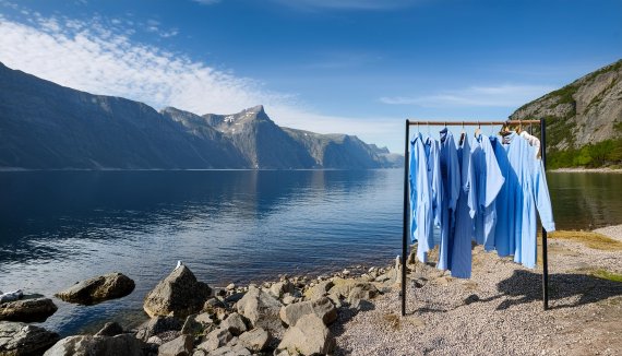 112624_So hilft die Zusammenarbeit mit bluesign bei der Umsetzung künftiger Gesetze_Kleiderstange Shirts auf Kleiderstange am See