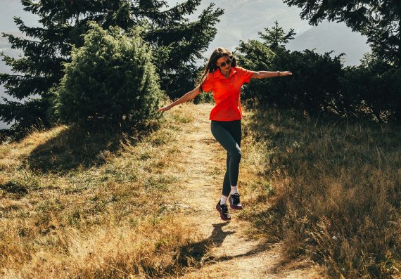 Frau in Poloshirt auf einem Wanderweg