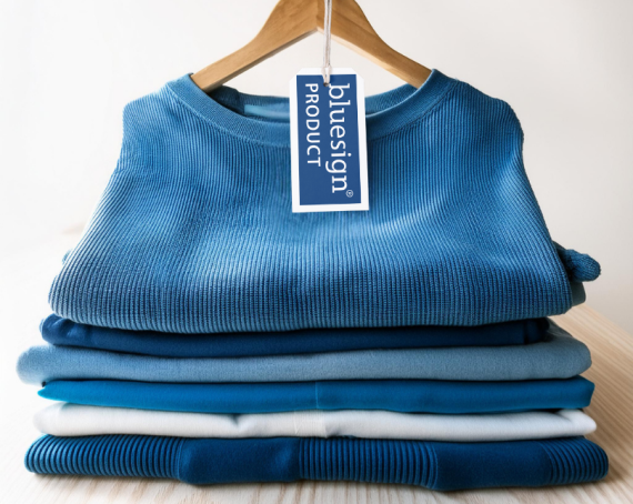 112624_So hilft die Zusammenarbeit mit bluesign bei der Umsetzung künftiger Gesetze_Stapel Stapel mit Shirts