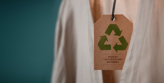 T-Shirt mit Recycle-Schild