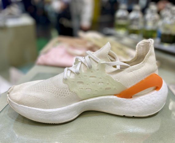 Weißer Sportschuh, der aus Algen hergestellt wurde