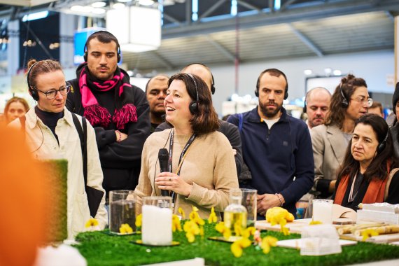 Im Material Lab auf der ISPO Munich werden viele innovative Materialen vorgestellt, diese wurden aus Holz und Raps hergestellt
