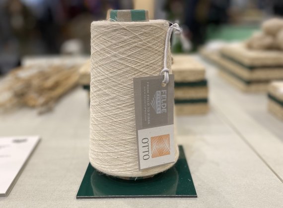 Eine Spule mit Garn aus Hanffasern