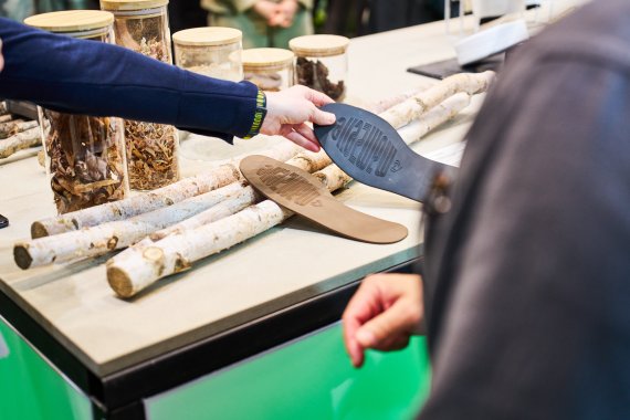 Neben Stöcken aus Birke werden Schuhsohlen aus Birkenrinde ausgestellt