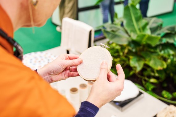 Im Material Lab auf der ISPO Munich wird Material aus Bananenstauden vorgestellt