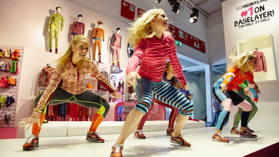 Drei Frauen tragen moderne Skiunterwäsche und präsentieren sie auf der ISPO Munich 2017. 