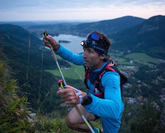 Peter Schlickenrieder in Aktion: Der ehemalige Langlauf-Star besteigt in blauer Jacke und kurzen Hosen einen steilen Hang.