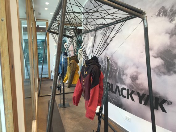 Blackyak-Jacken im Schaufenster