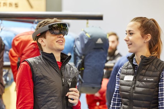 Ein Teilnehmer der ISPO probiert eine VR-Brille aus