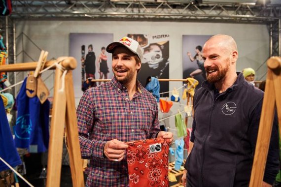 Freeride star Bene Mayr (left) at the ISPO Munich 2018 with partner MaxFred.