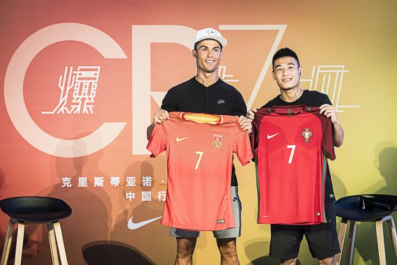 Der portugiesische Fußball-Superstar Cristiano Ronaldo (l.) wird von Nike gesponsert.