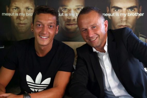An der Seite der Nationalspieler: Oliver Brüggen (r.), PR-Chef von adidas, hier mit Mesut Özil, damals noch in Madrid.
