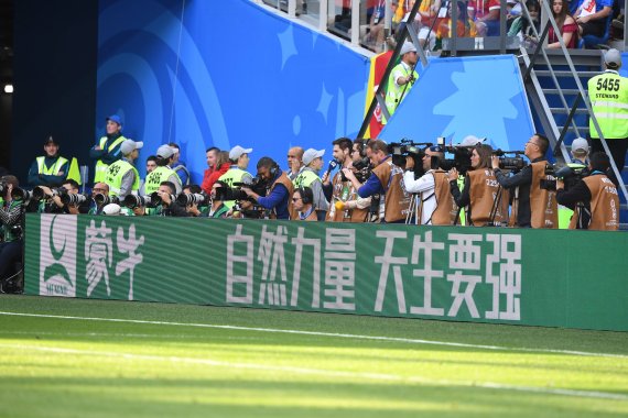 Mengniu ist auf einer Bande im WM-Stadion in Russland zu sehen