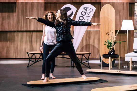 "Höhle der Löwen"-Investorin Judith Williams testet das Yogaboard.