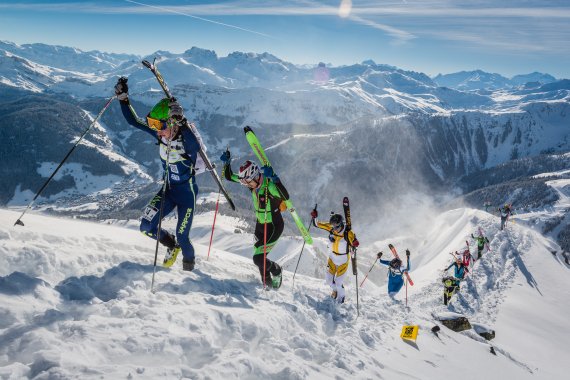 Der Teilnehmer bei der Tragepassage der Pierra Menta.