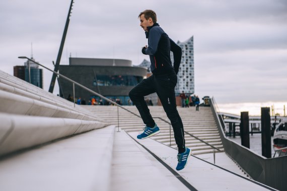 Alexander Zimmermann beim Treppensteigen in Hamburg