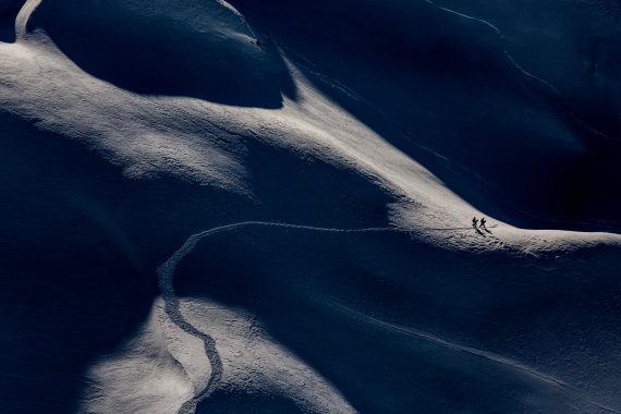 In the ascent: Elias Elhardt in his element - untouched deep snow
