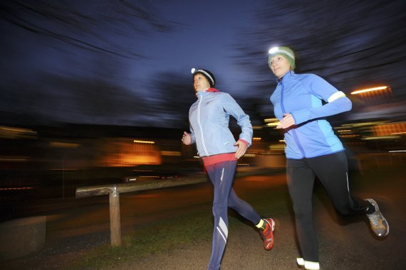 Angstlos durch die Nacht: So gut ausgerüstet, müssen Läufer auch in der dunklen Jahreszeit nicht auf ihre Feierabendrunde verzichten.