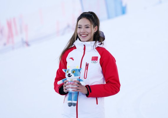 La star du freeski Eileen Gu est californienne d'origine, mais elle participe aux Jeux olympiques pour la Chine.