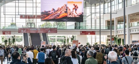 Besucher zur OutDoor by ISPO an den Drehkreuzen im Eingang Ost