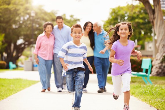 mb-151120-ThinkstockPhotos-514134667 Kinder laufen ihrer Familie vorweg.