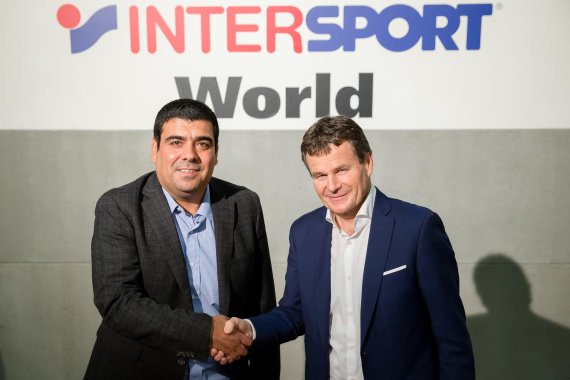 Welcome to the Intersport family: Sporting goods retailer from Santiago de Chile, Cristian Córdova (left), with Franz Julen, chief executive of Intersport International Corporation.