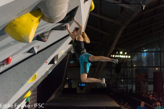 Bouldern auf Weltklasse-Niveau: Monika Retschy beim Weltcup in Mumbai.