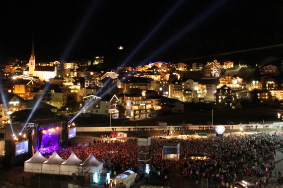 Das Ortszentrum von Ischgl: Wenn's dunkel wird, sind Skischuhe tabu.