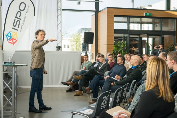 Ben van der Burg spricht über Virtual Reality, Wearables und 3-D Druck auf der ISPO ACADEMY in Leusden. 