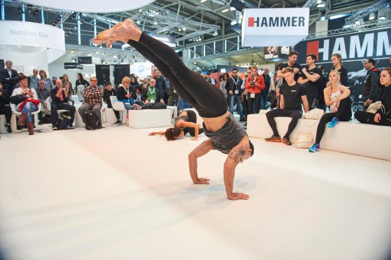 Melayne und Cameron Shayne performen Budokon auf der Health & Fitness-Bühne der ISPO MUNICH 2017.