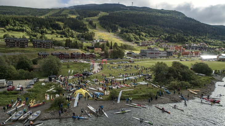 This is what it looks like in the Swedish town on a race day. Boats populate the bank.